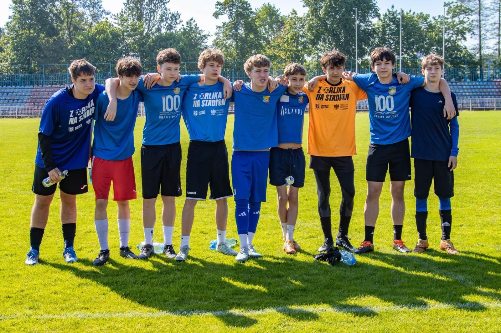Zdjęcie w galerii na portalu naszwodzislaw.com: Sport, rywalizacja i edukacja. Ruszyła kolejna edycja turnieju Z głową w sieci wiadomości z regionu