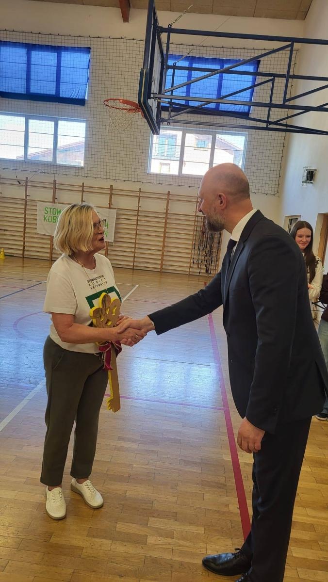 Zdjęcie w galerii na portalu naszwodzislaw.com: Senioralia w Radlinie. Symboliczne przekazanie władzy i sportowa rywalizacja seniorów wiadomości z regionu