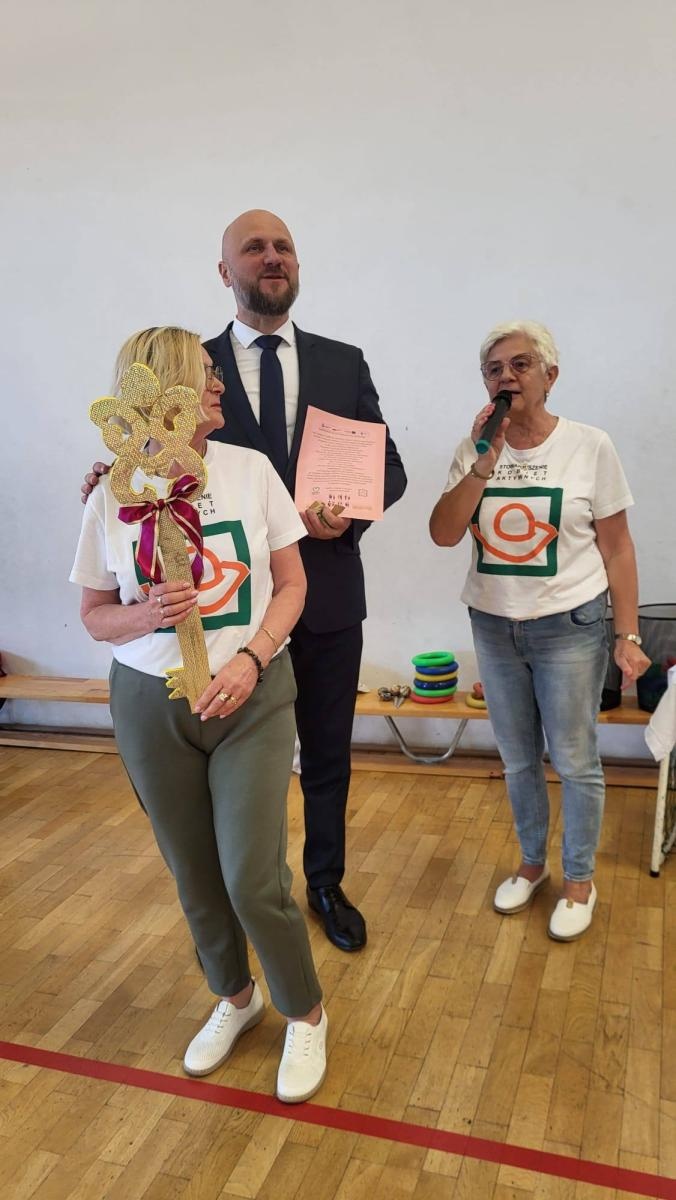 Zdjęcie w galerii na portalu naszwodzislaw.com: Senioralia w Radlinie. Symboliczne przekazanie władzy i sportowa rywalizacja seniorów wiadomości z regionu