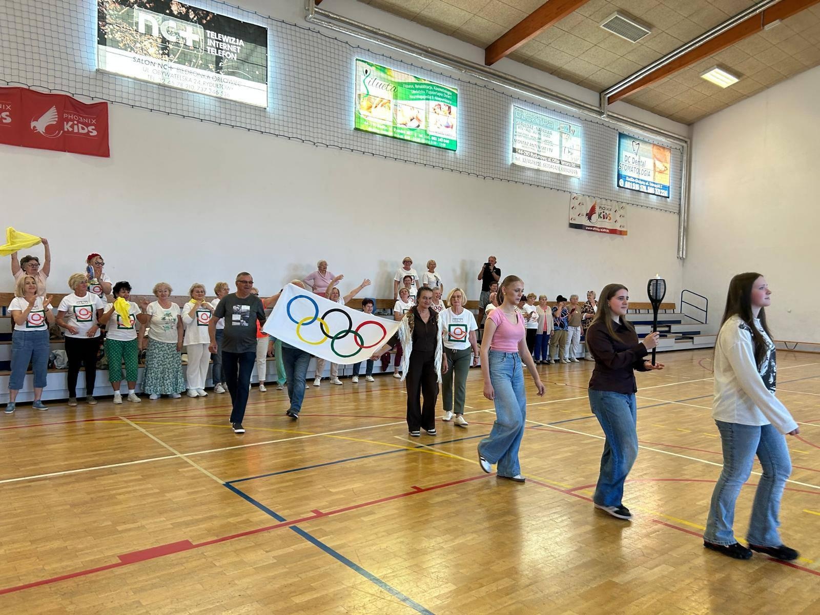 Zdjęcie w galerii na portalu naszwodzislaw.com: Senioralia w Radlinie. Symboliczne przekazanie władzy i sportowa rywalizacja seniorów wiadomości z regionu