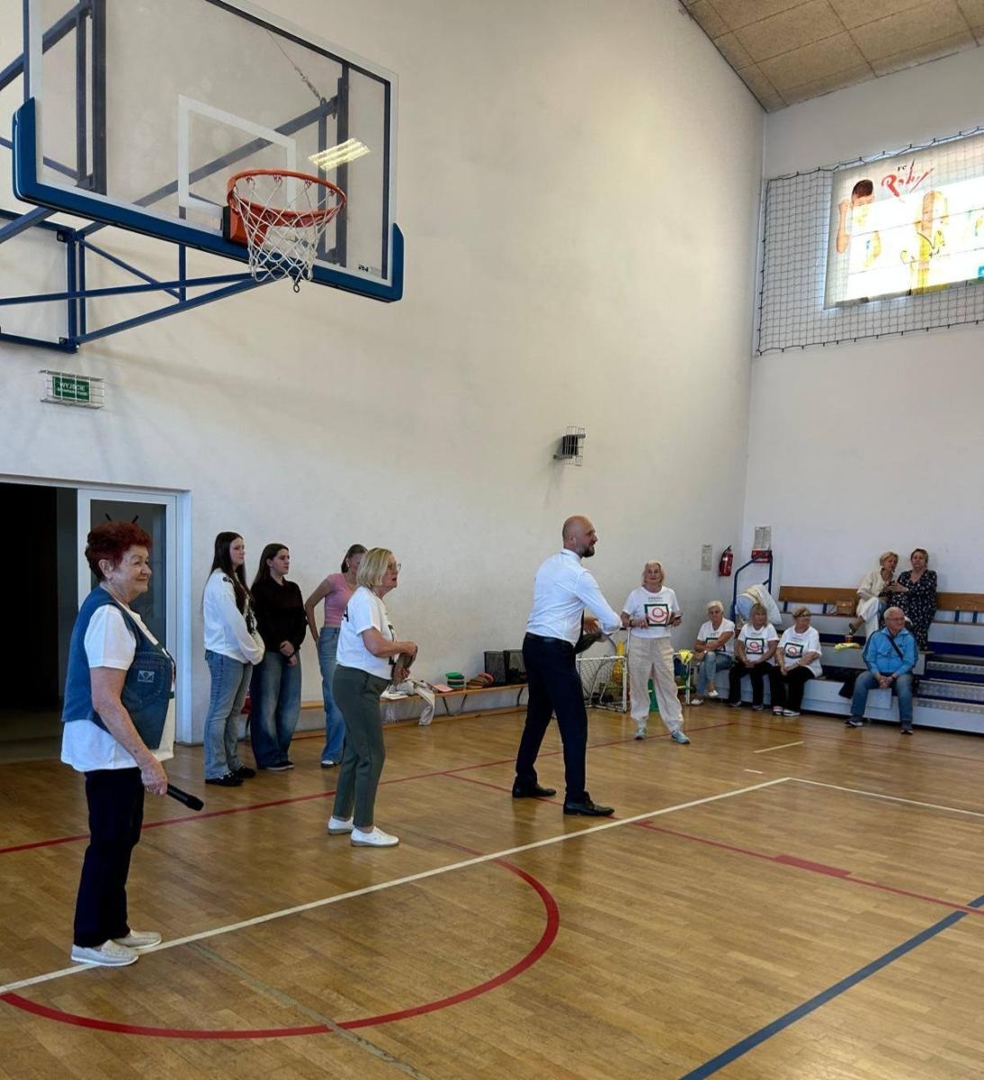 Zdjęcie w galerii na portalu naszwodzislaw.com: Senioralia w Radlinie. Symboliczne przekazanie władzy i sportowa rywalizacja seniorów wiadomości z regionu
