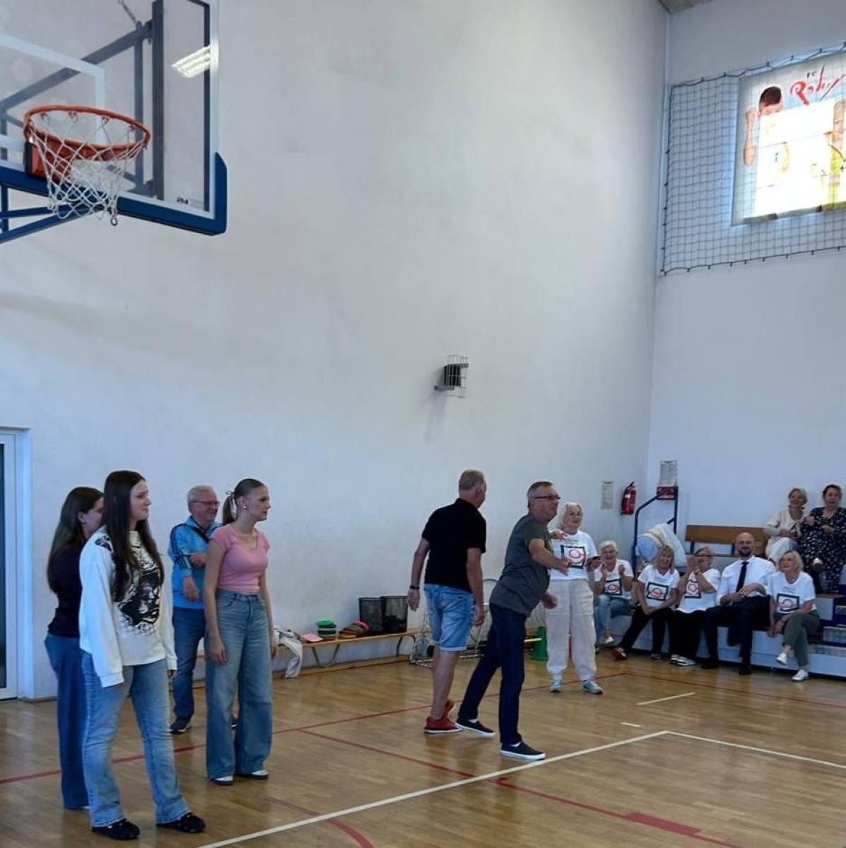 Zdjęcie w galerii na portalu naszwodzislaw.com: Senioralia w Radlinie. Symboliczne przekazanie władzy i sportowa rywalizacja seniorów wiadomości z regionu