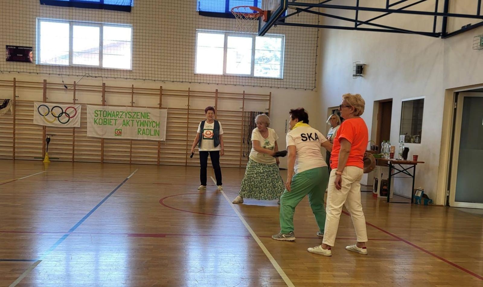 Zdjęcie w galerii na portalu naszwodzislaw.com: Senioralia w Radlinie. Symboliczne przekazanie władzy i sportowa rywalizacja seniorów wiadomości z regionu