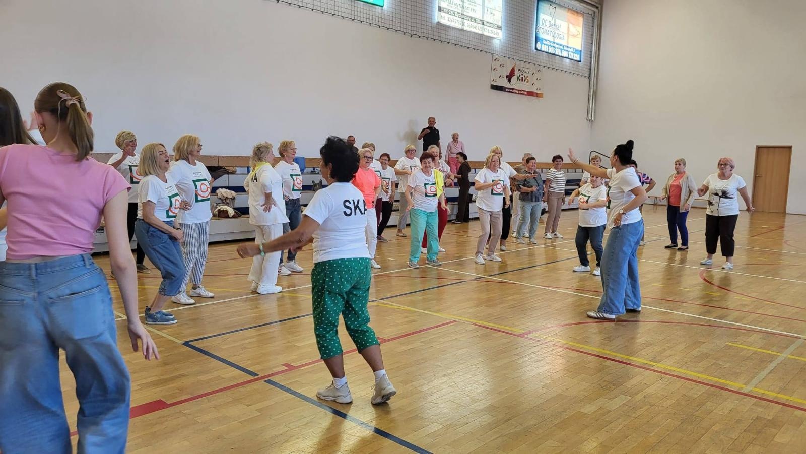 Zdjęcie w galerii na portalu naszwodzislaw.com: Senioralia w Radlinie. Symboliczne przekazanie władzy i sportowa rywalizacja seniorów wiadomości z regionu