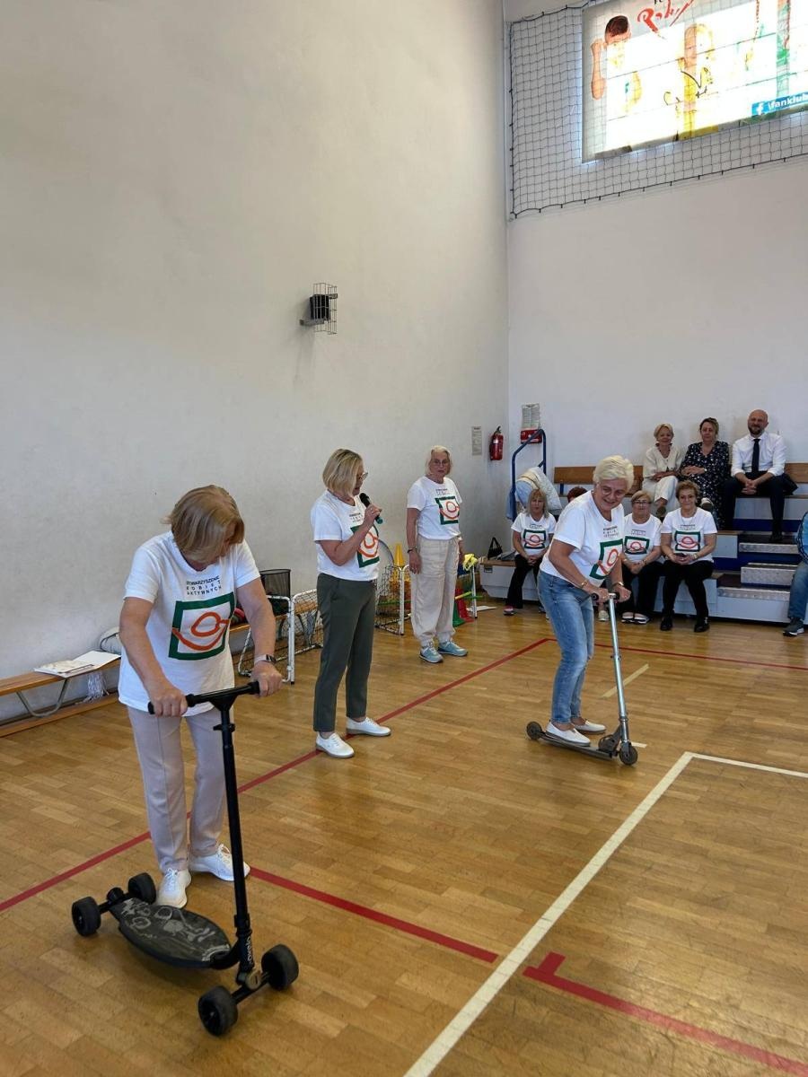 Zdjęcie w galerii na portalu naszwodzislaw.com: Senioralia w Radlinie. Symboliczne przekazanie władzy i sportowa rywalizacja seniorów wiadomości z regionu