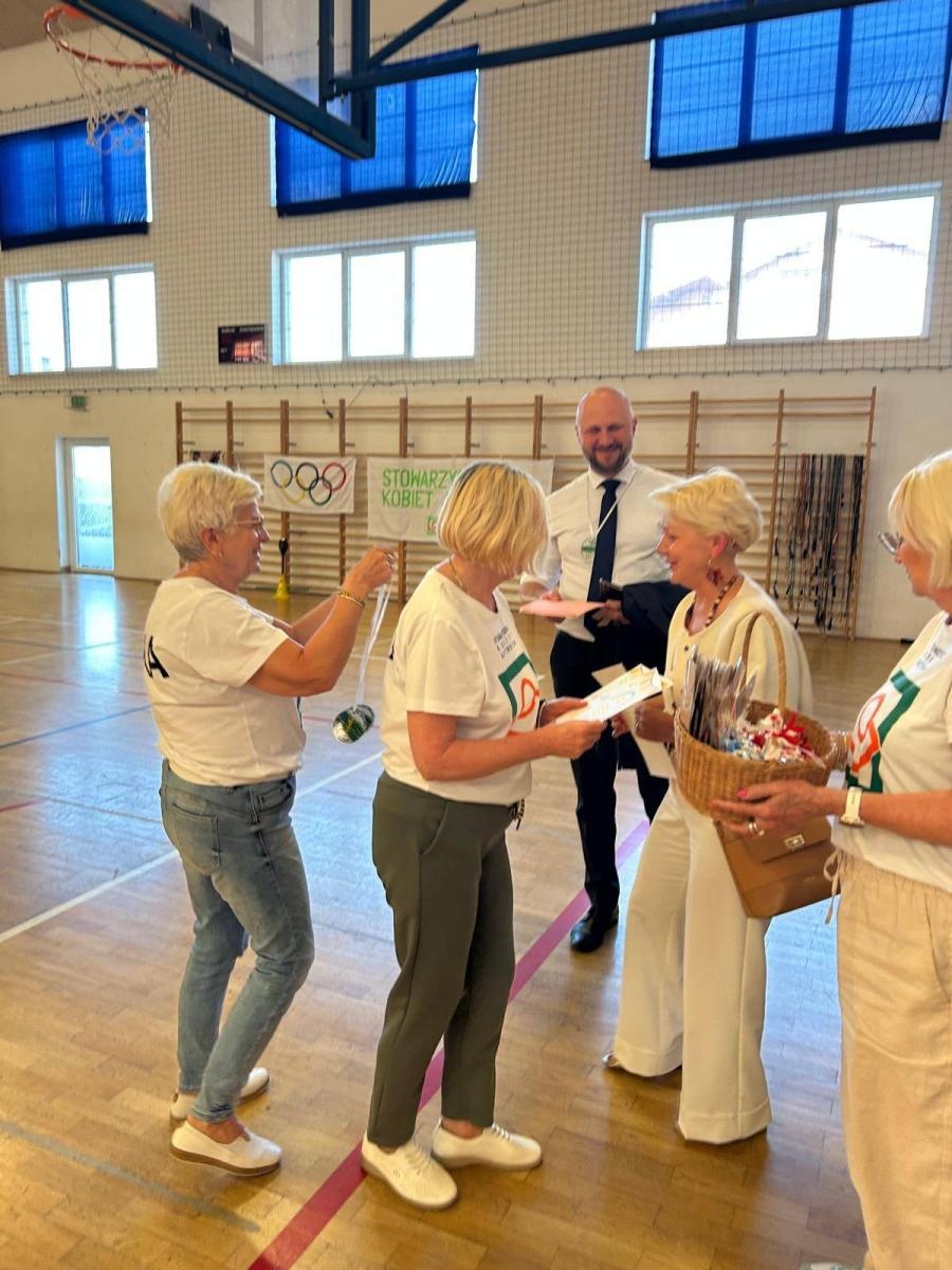 Zdjęcie w galerii na portalu naszwodzislaw.com: Senioralia w Radlinie. Symboliczne przekazanie władzy i sportowa rywalizacja seniorów wiadomości z regionu