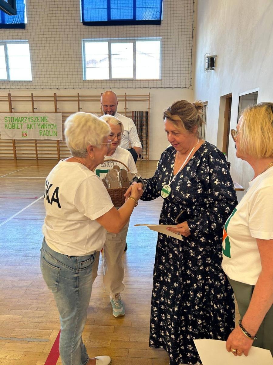 Zdjęcie w galerii na portalu naszwodzislaw.com: Senioralia w Radlinie. Symboliczne przekazanie władzy i sportowa rywalizacja seniorów wiadomości z regionu