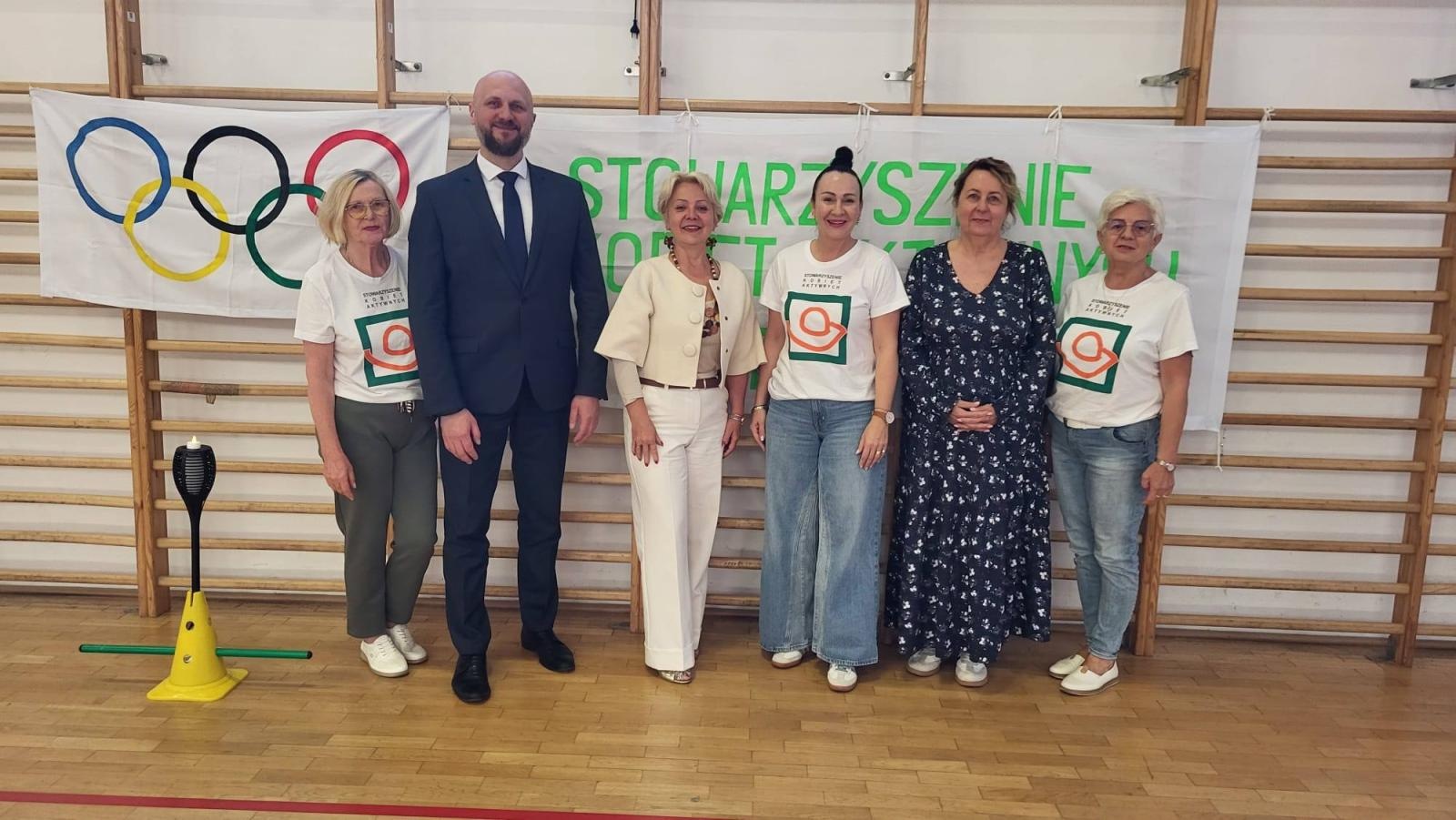 Zdjęcie w galerii na portalu naszwodzislaw.com: Senioralia w Radlinie. Symboliczne przekazanie władzy i sportowa rywalizacja seniorów wiadomości z regionu