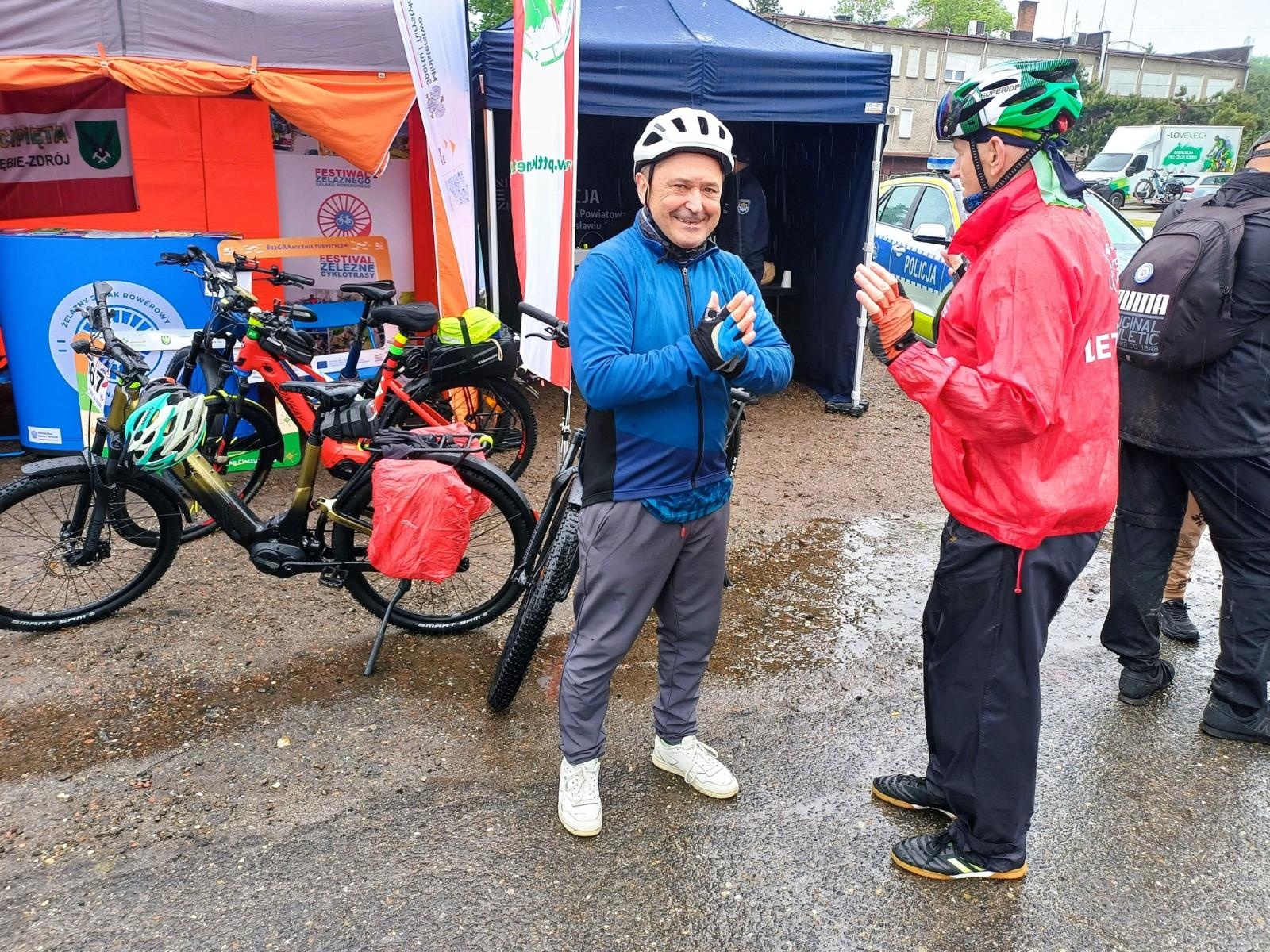 Zdjęcie w galerii na portalu naszwodzislaw.com: Mokra, chłodna, ale wyjątkowa. Festiwal Żelaznego Szlaku Rowerowego przyciągnął tłumy wiadomości z regionu