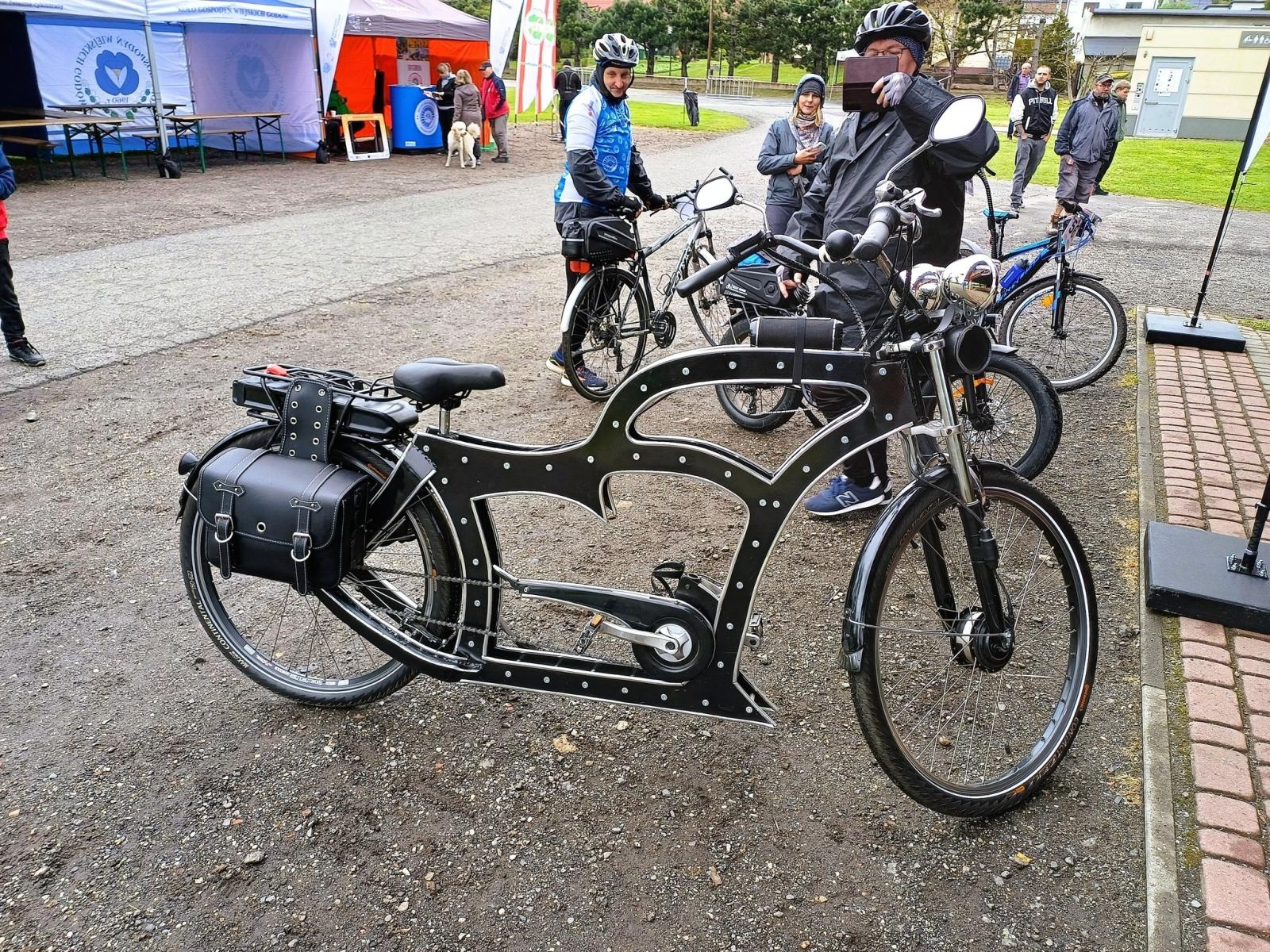 Zdjęcie w galerii na portalu naszwodzislaw.com: Mokra, chłodna, ale wyjątkowa. Festiwal Żelaznego Szlaku Rowerowego przyciągnął tłumy wiadomości z regionu