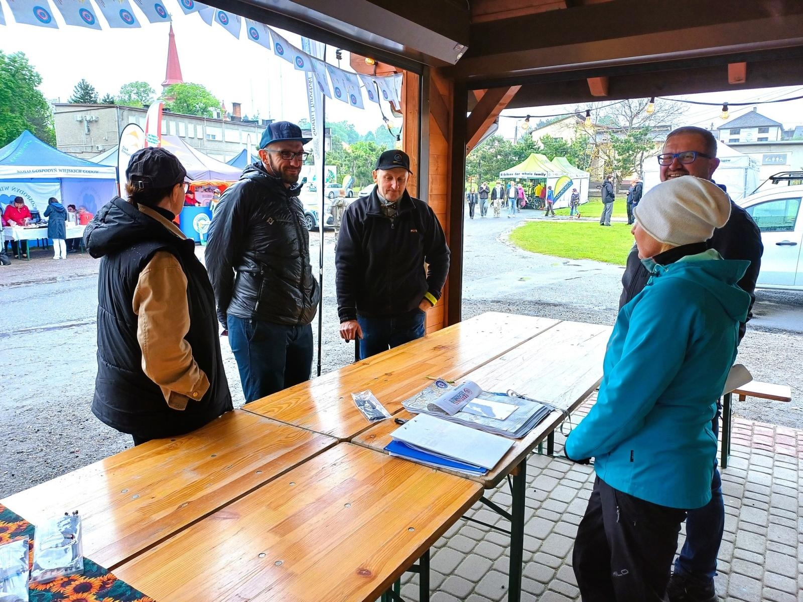 Zdjęcie w galerii na portalu naszwodzislaw.com: Mokra, chłodna, ale wyjątkowa. Festiwal Żelaznego Szlaku Rowerowego przyciągnął tłumy wiadomości z regionu