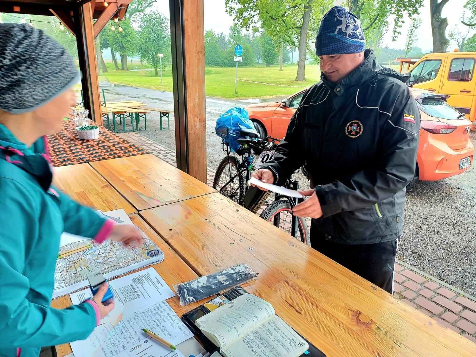 Zdjęcie w galerii na portalu naszwodzislaw.com: Mokra, chłodna, ale wyjątkowa. Festiwal Żelaznego Szlaku Rowerowego przyciągnął tłumy wiadomości z regionu