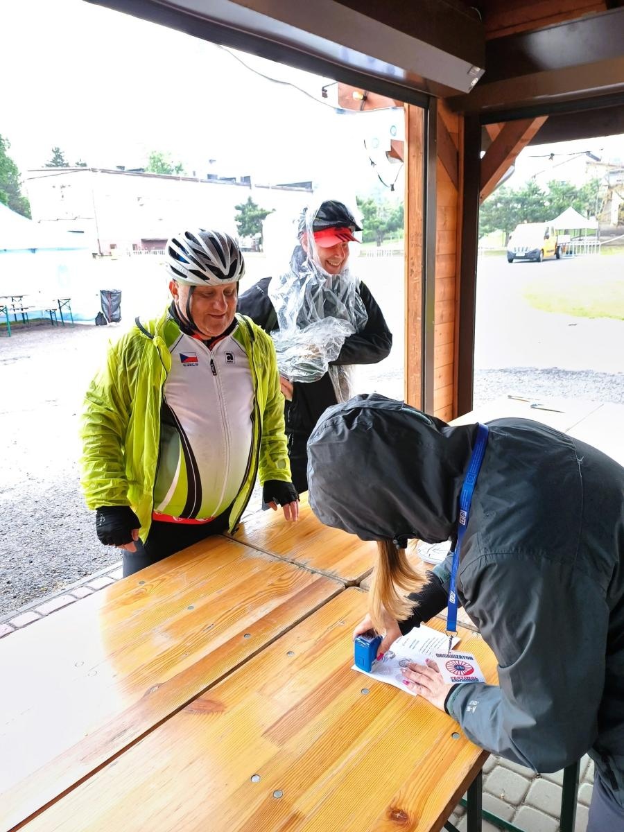Zdjęcie w galerii na portalu naszwodzislaw.com: Mokra, chłodna, ale wyjątkowa. Festiwal Żelaznego Szlaku Rowerowego przyciągnął tłumy wiadomości z regionu