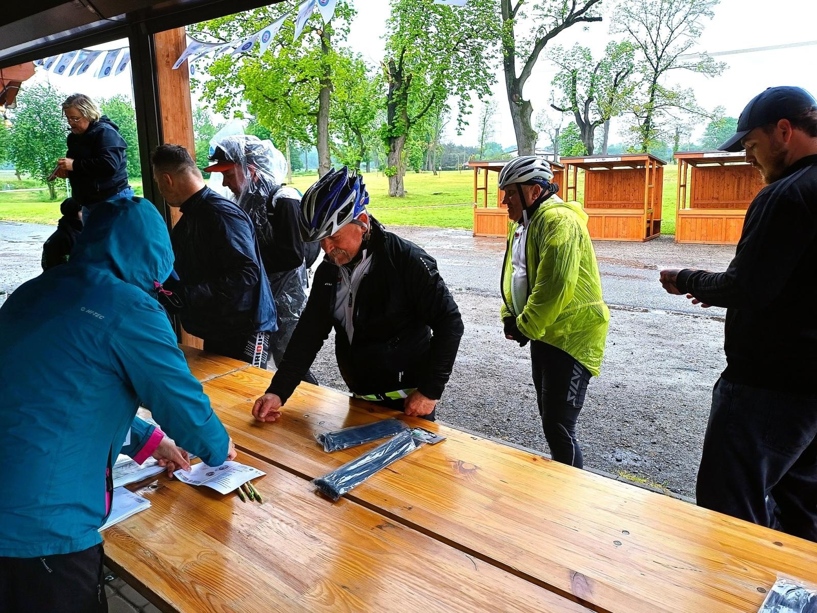 Zdjęcie w galerii na portalu naszwodzislaw.com: Mokra, chłodna, ale wyjątkowa. Festiwal Żelaznego Szlaku Rowerowego przyciągnął tłumy wiadomości z regionu