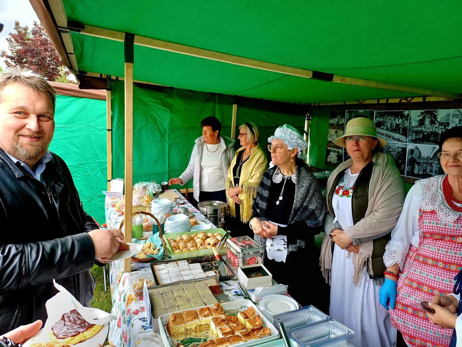 Zdjęcie w galerii na portalu naszwodzislaw.com: Mokra, chłodna, ale wyjątkowa. Festiwal Żelaznego Szlaku Rowerowego przyciągnął tłumy wiadomości z regionu