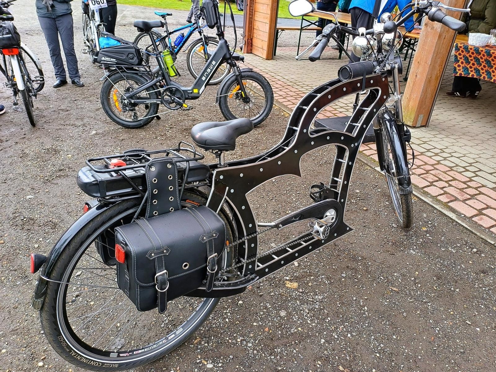 Zdjęcie w galerii na portalu naszwodzislaw.com: Mokra, chłodna, ale wyjątkowa. Festiwal Żelaznego Szlaku Rowerowego przyciągnął tłumy wiadomości z regionu