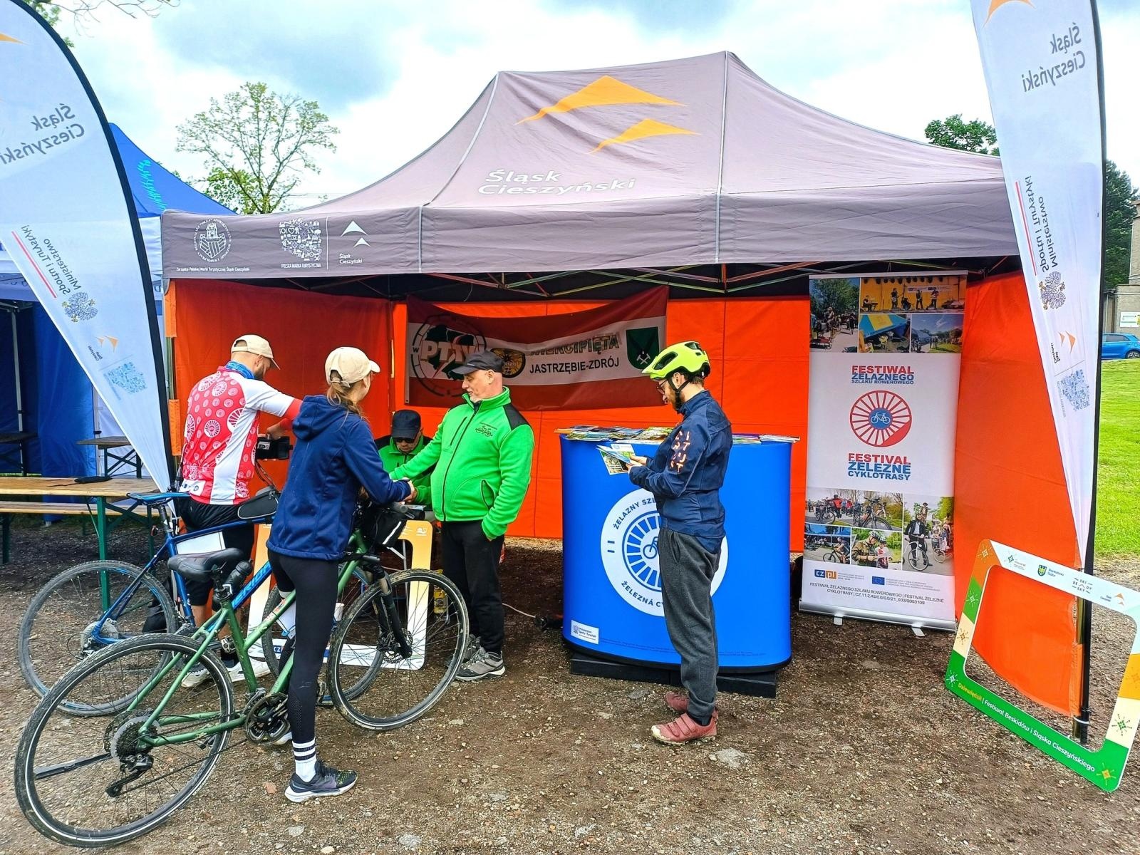 Zdjęcie w galerii na portalu naszwodzislaw.com: Mokra, chłodna, ale wyjątkowa. Festiwal Żelaznego Szlaku Rowerowego przyciągnął tłumy wiadomości z regionu