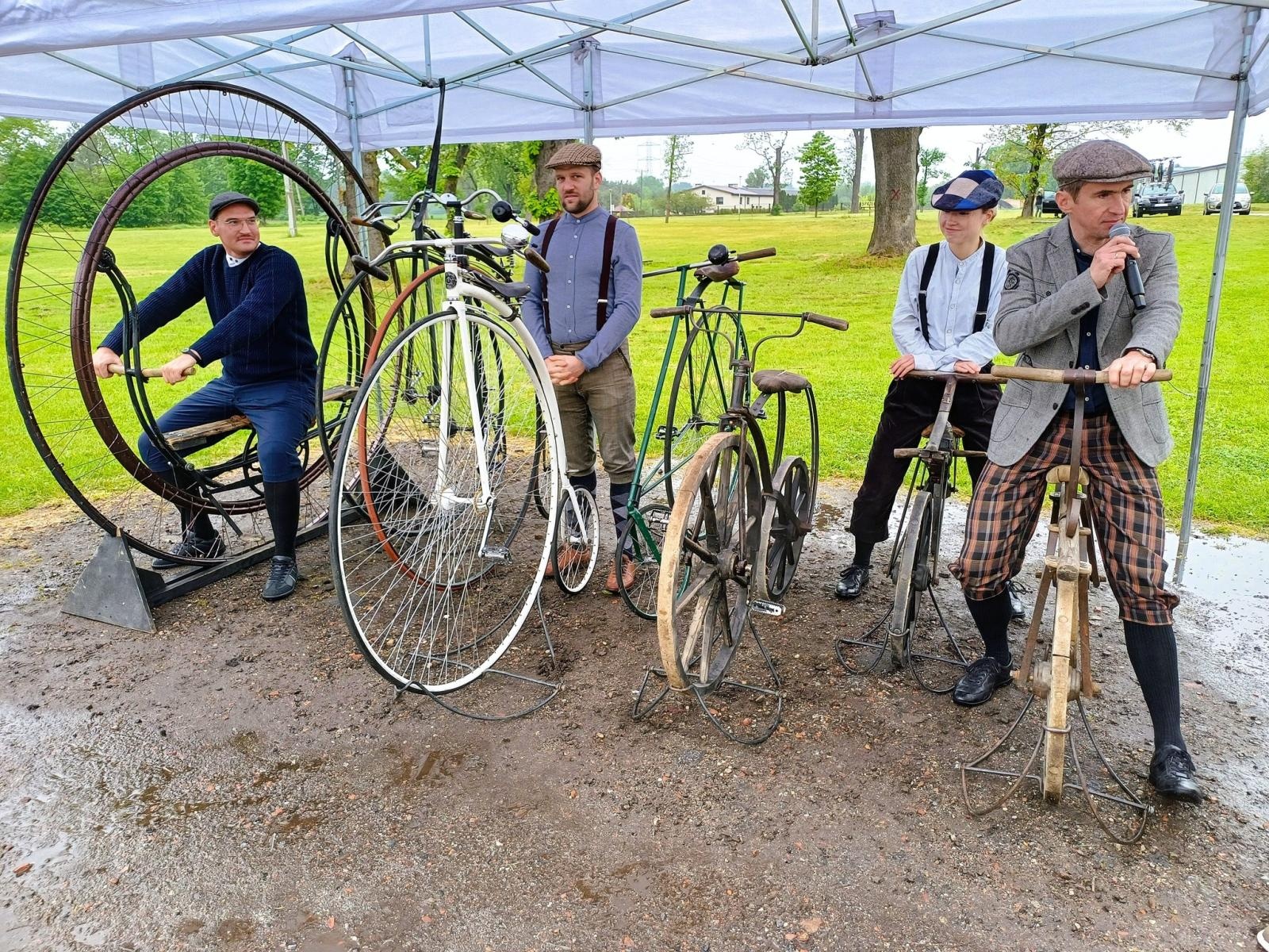 Zdjęcie w galerii na portalu naszwodzislaw.com: Mokra, chłodna, ale wyjątkowa. Festiwal Żelaznego Szlaku Rowerowego przyciągnął tłumy wiadomości z regionu