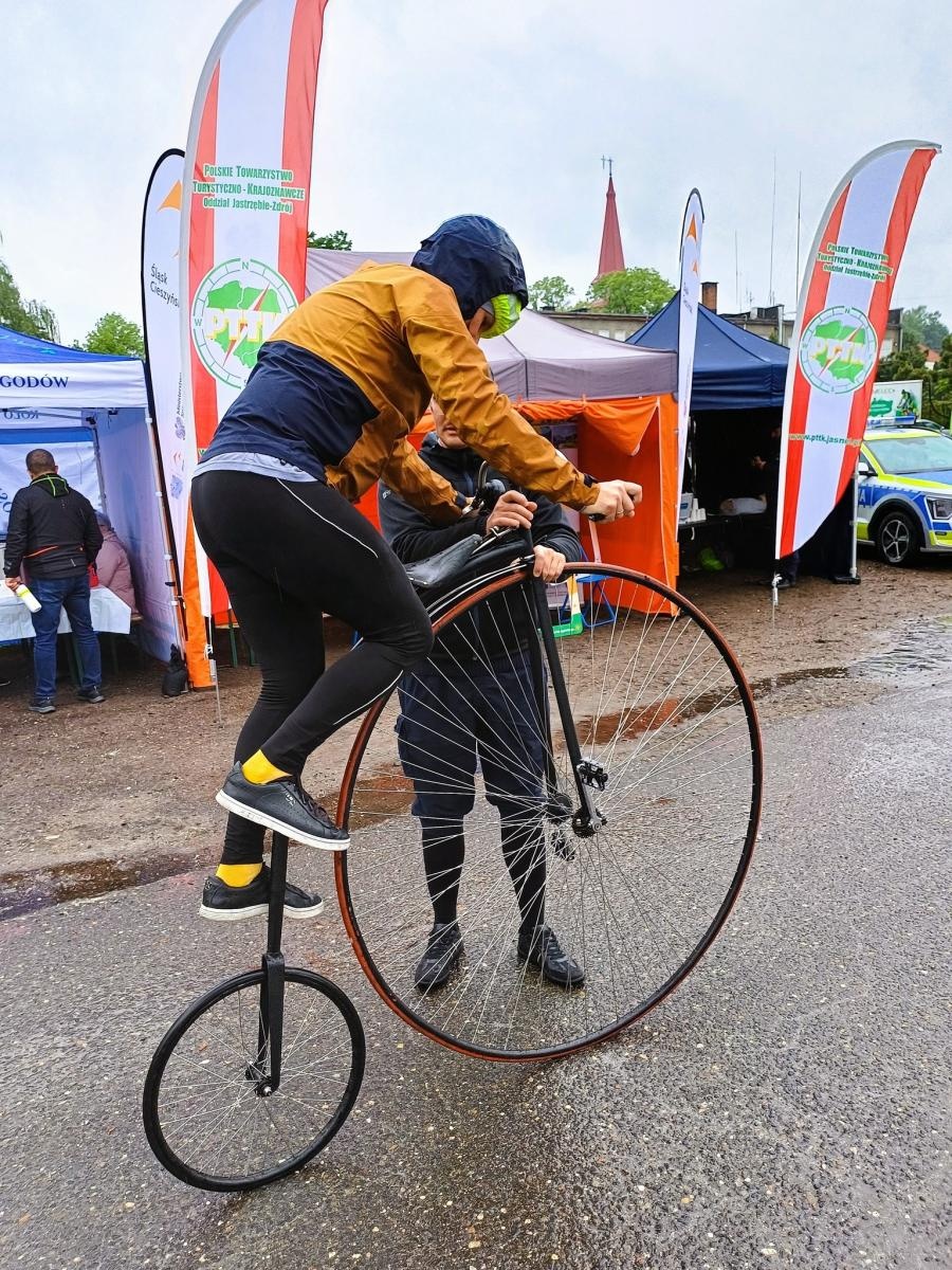 Zdjęcie w galerii na portalu naszwodzislaw.com: Mokra, chłodna, ale wyjątkowa. Festiwal Żelaznego Szlaku Rowerowego przyciągnął tłumy wiadomości z regionu