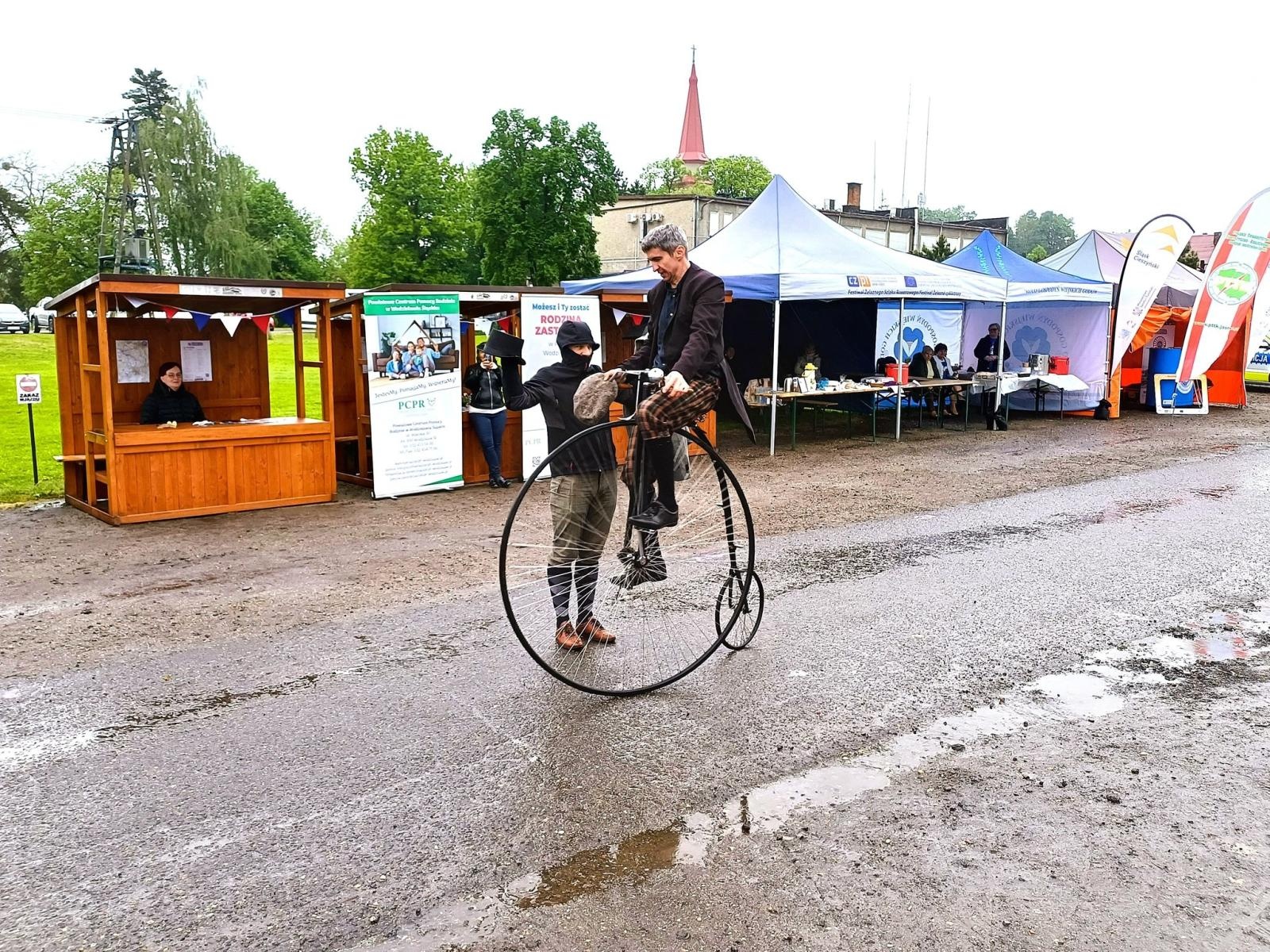 Zdjęcie w galerii na portalu naszwodzislaw.com: Mokra, chłodna, ale wyjątkowa. Festiwal Żelaznego Szlaku Rowerowego przyciągnął tłumy wiadomości z regionu