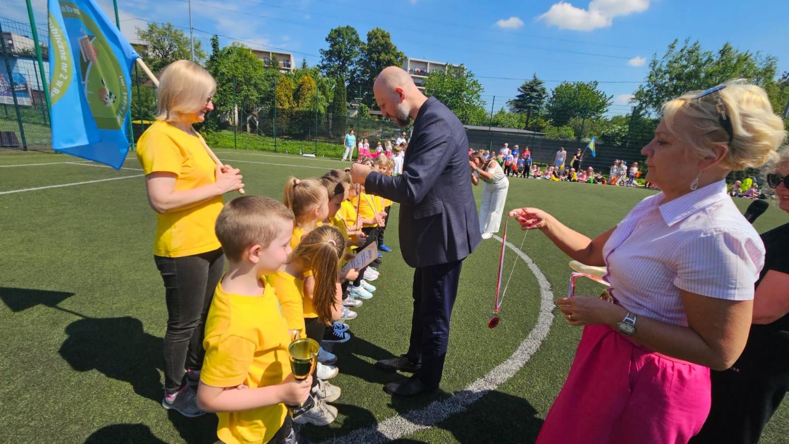 Zdjęcie w galerii na portalu naszwodzislaw.com: Radość, ruch i fair play. Udany Turniej Przedszkolaków w Radlinie wiadomości z regionu