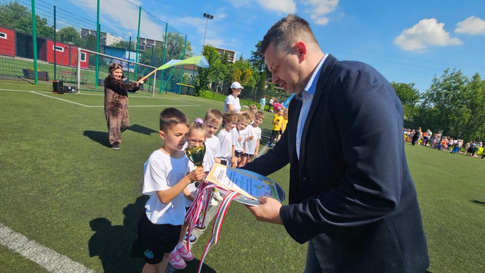 Zdjęcie w galerii na portalu naszwodzislaw.com: Radość, ruch i fair play. Udany Turniej Przedszkolaków w Radlinie wiadomości z regionu