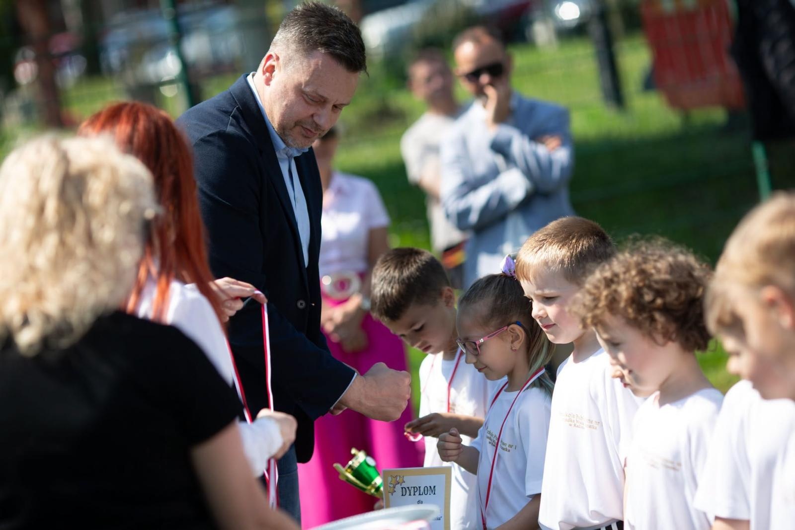 Zdjęcie w galerii na portalu naszwodzislaw.com: Radość, ruch i fair play. Udany Turniej Przedszkolaków w Radlinie wiadomości z regionu