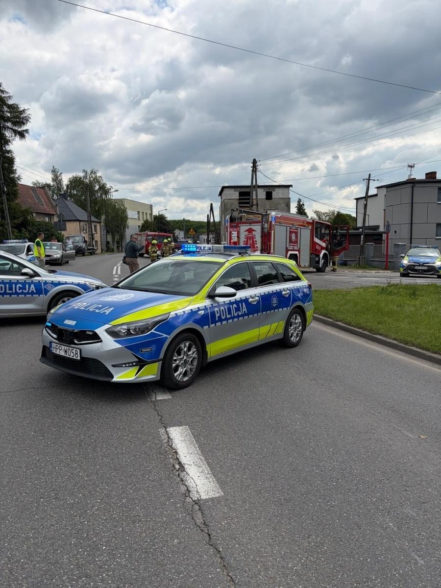 Zdjęcie w galerii na portalu naszwodzislaw.com: Wypadek na granicy Rybnika i Rydułtów. Zderzenie samochodu z autobusem wiadomości z regionu