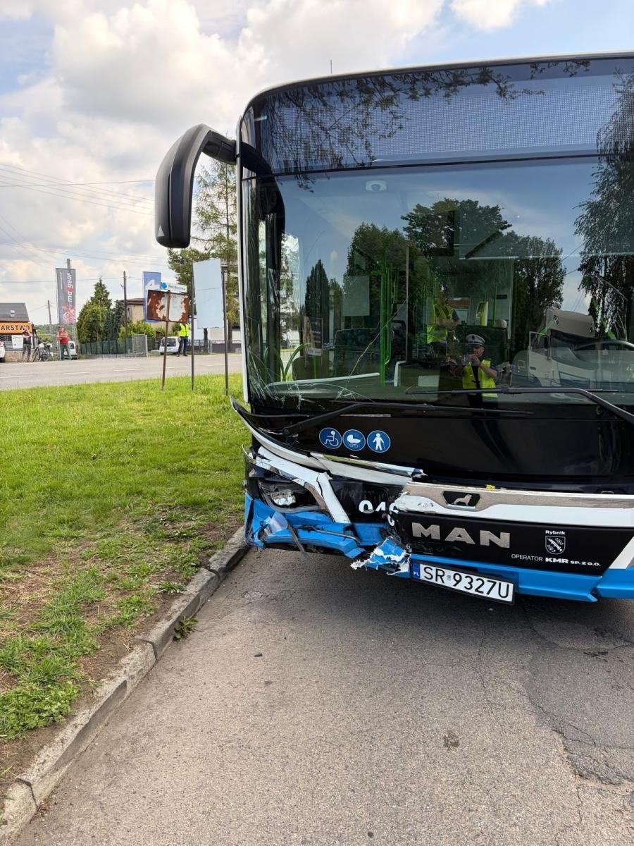 Zdjęcie w galerii na portalu naszwodzislaw.com: Wypadek na granicy Rybnika i Rydułtów. Zderzenie samochodu z autobusem wiadomości z regionu