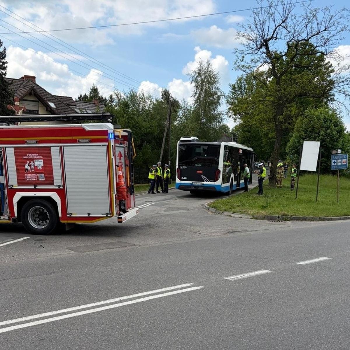 Zdjęcie w galerii na portalu naszwodzislaw.com: Wypadek na granicy Rybnika i Rydułtów. Zderzenie samochodu z autobusem wiadomości z regionu