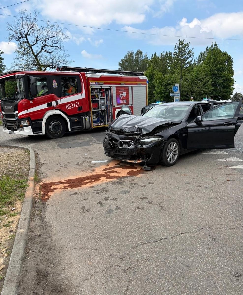 Zdjęcie w galerii na portalu naszwodzislaw.com: Wypadek na granicy Rybnika i Rydułtów. Zderzenie samochodu z autobusem wiadomości z regionu