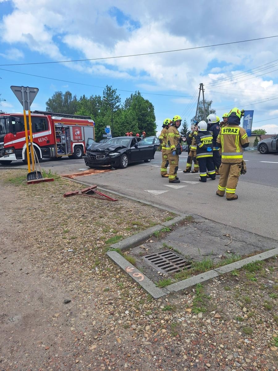 Zdjęcie w galerii na portalu naszwodzislaw.com: Wypadek na granicy Rybnika i Rydułtów. Zderzenie samochodu z autobusem wiadomości z regionu
