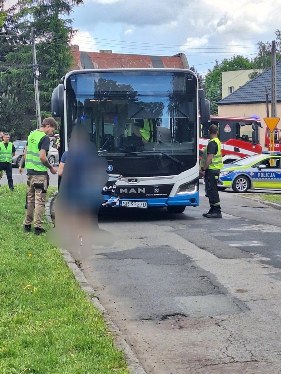 Zdjęcie w galerii na portalu naszwodzislaw.com: Wypadek na granicy Rybnika i Rydułtów. Zderzenie samochodu z autobusem wiadomości z regionu