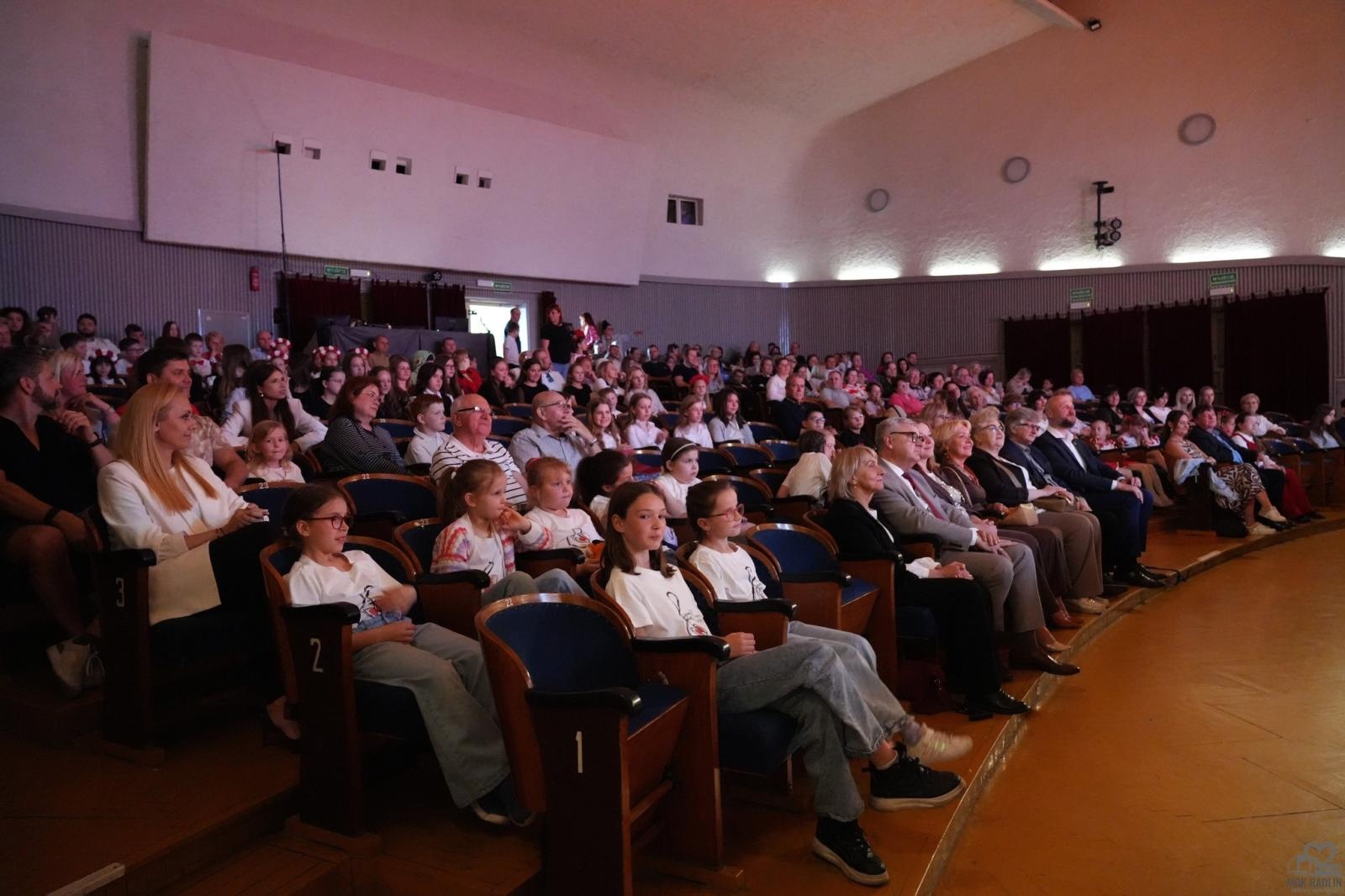 Zdjęcie w galerii na portalu naszwodzislaw.com: Młode głosy, wielkie emocje. Gala finałowa konkursu wokalnego za nami [FOTO] wiadomości z regionu