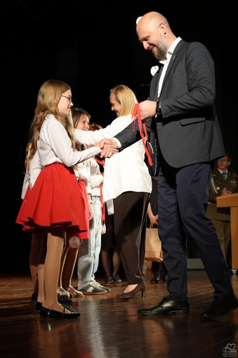 Zdjęcie w galerii na portalu naszwodzislaw.com: Młode głosy, wielkie emocje. Gala finałowa konkursu wokalnego za nami [FOTO] wiadomości z regionu