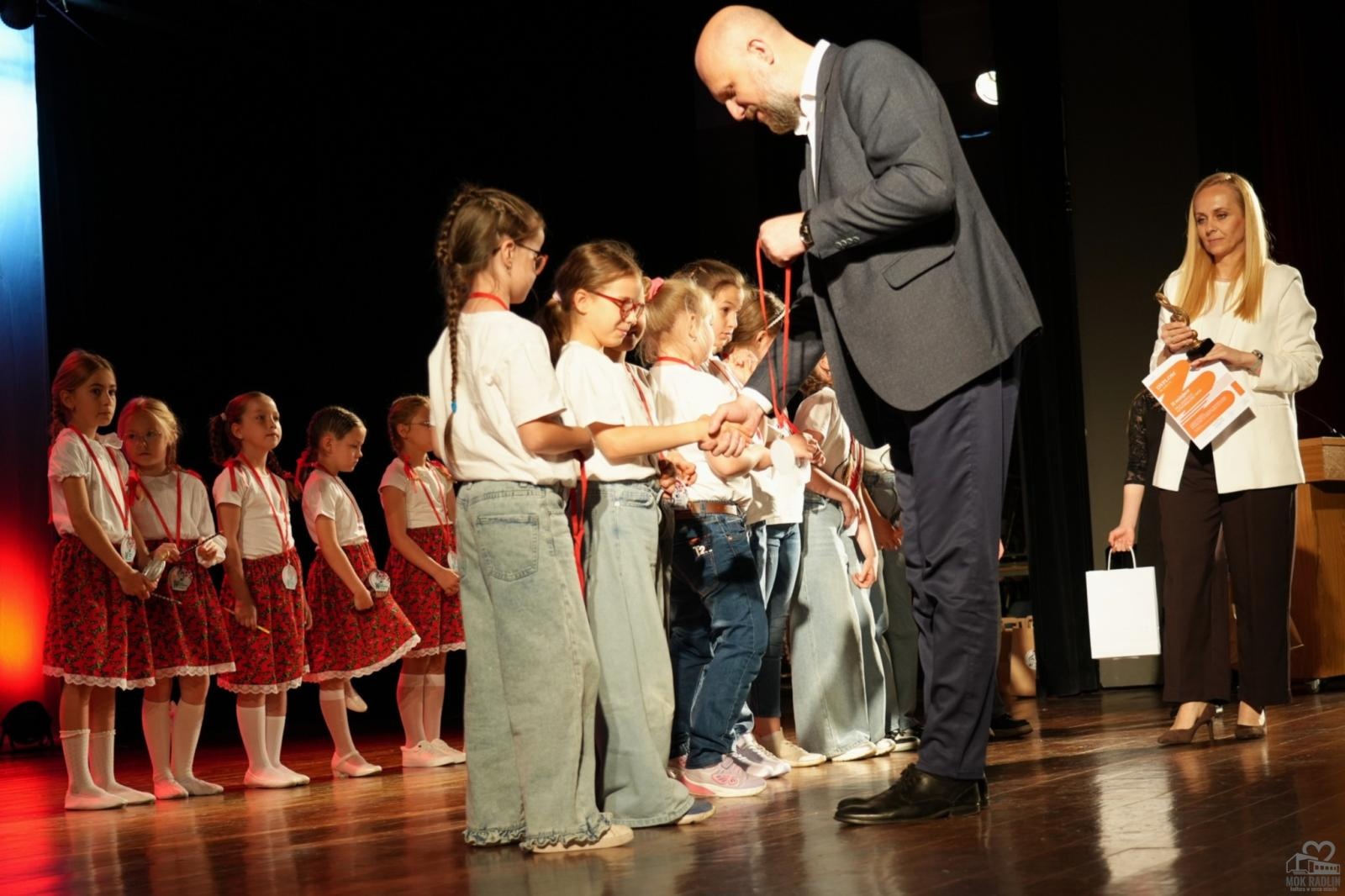 Zdjęcie w galerii na portalu naszwodzislaw.com: Młode głosy, wielkie emocje. Gala finałowa konkursu wokalnego za nami [FOTO] wiadomości z regionu