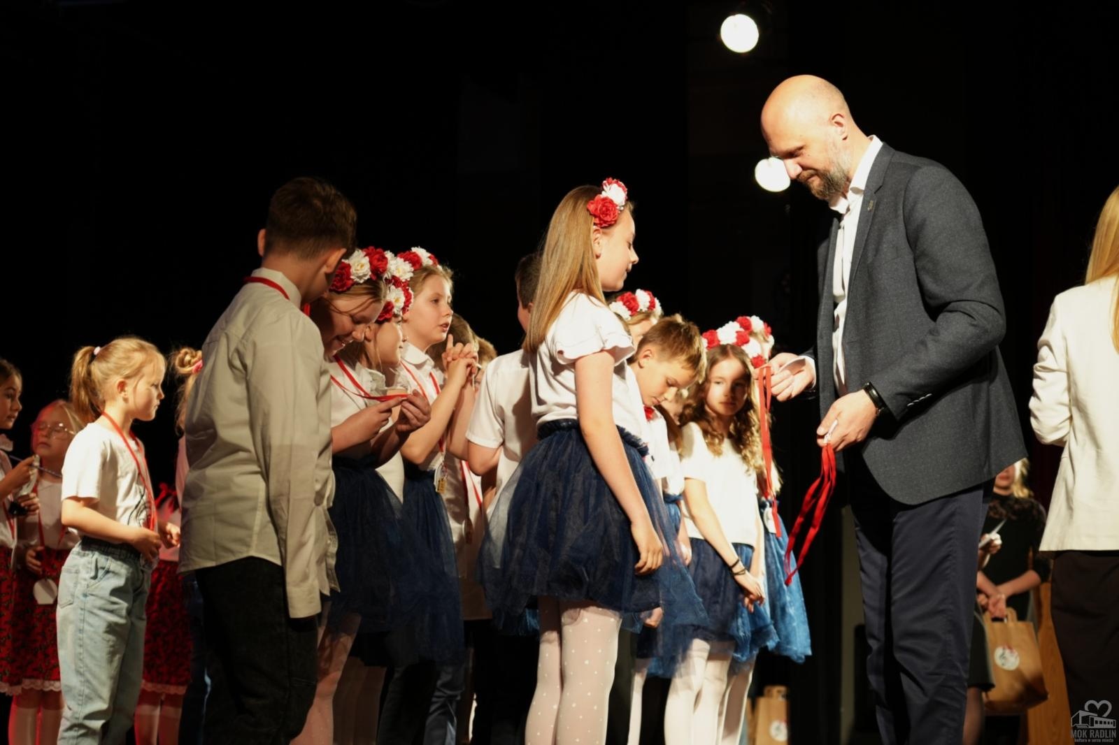 Zdjęcie w galerii na portalu naszwodzislaw.com: Młode głosy, wielkie emocje. Gala finałowa konkursu wokalnego za nami [FOTO] wiadomości z regionu