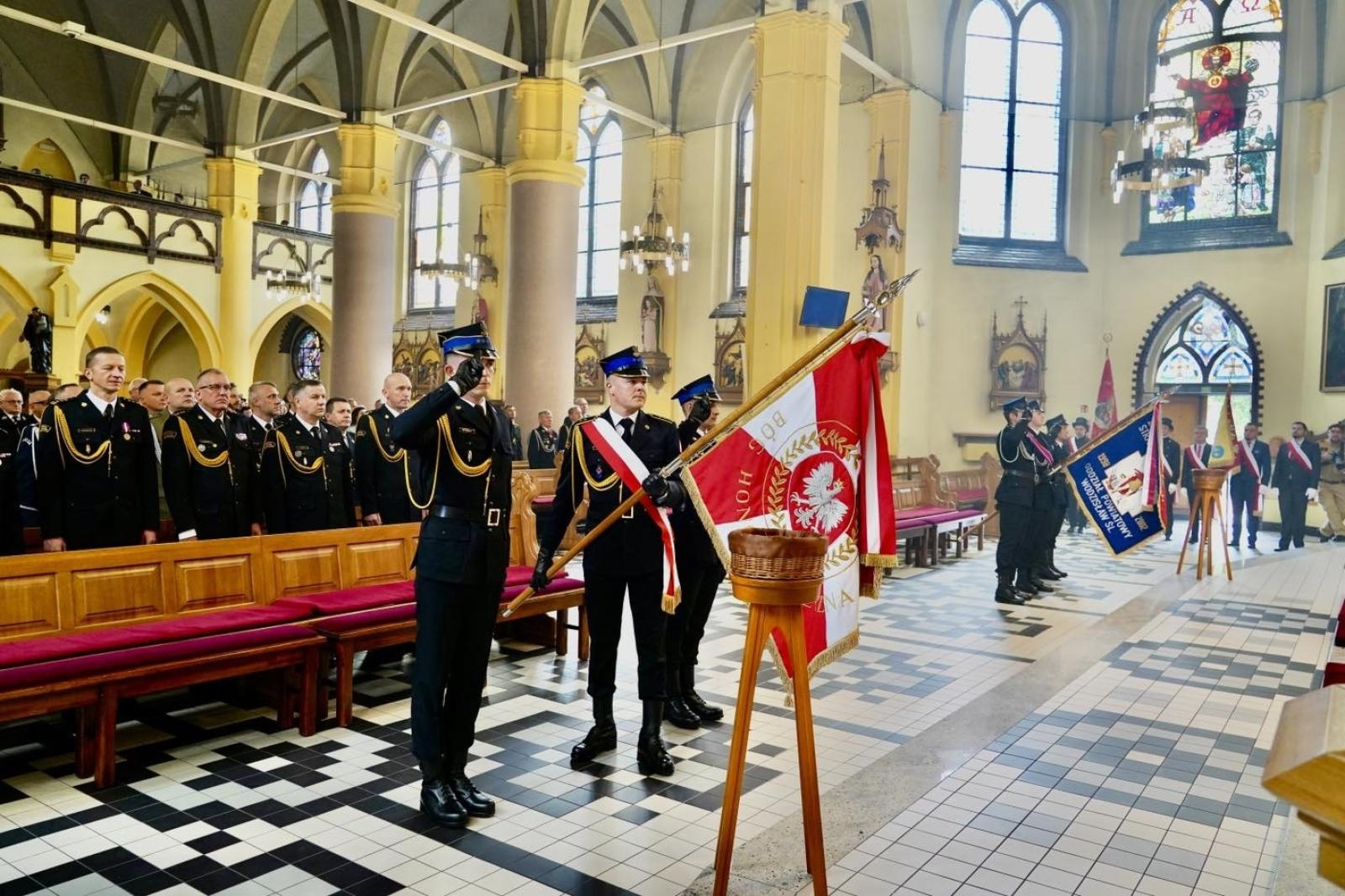 Zdjęcie w galerii na portalu naszwodzislaw.com: Powiatowe Obchody Dnia Strażaka w Rydułtowach. Uroczystości, awanse i podziękowania [FOTO] wiadomości z regionu