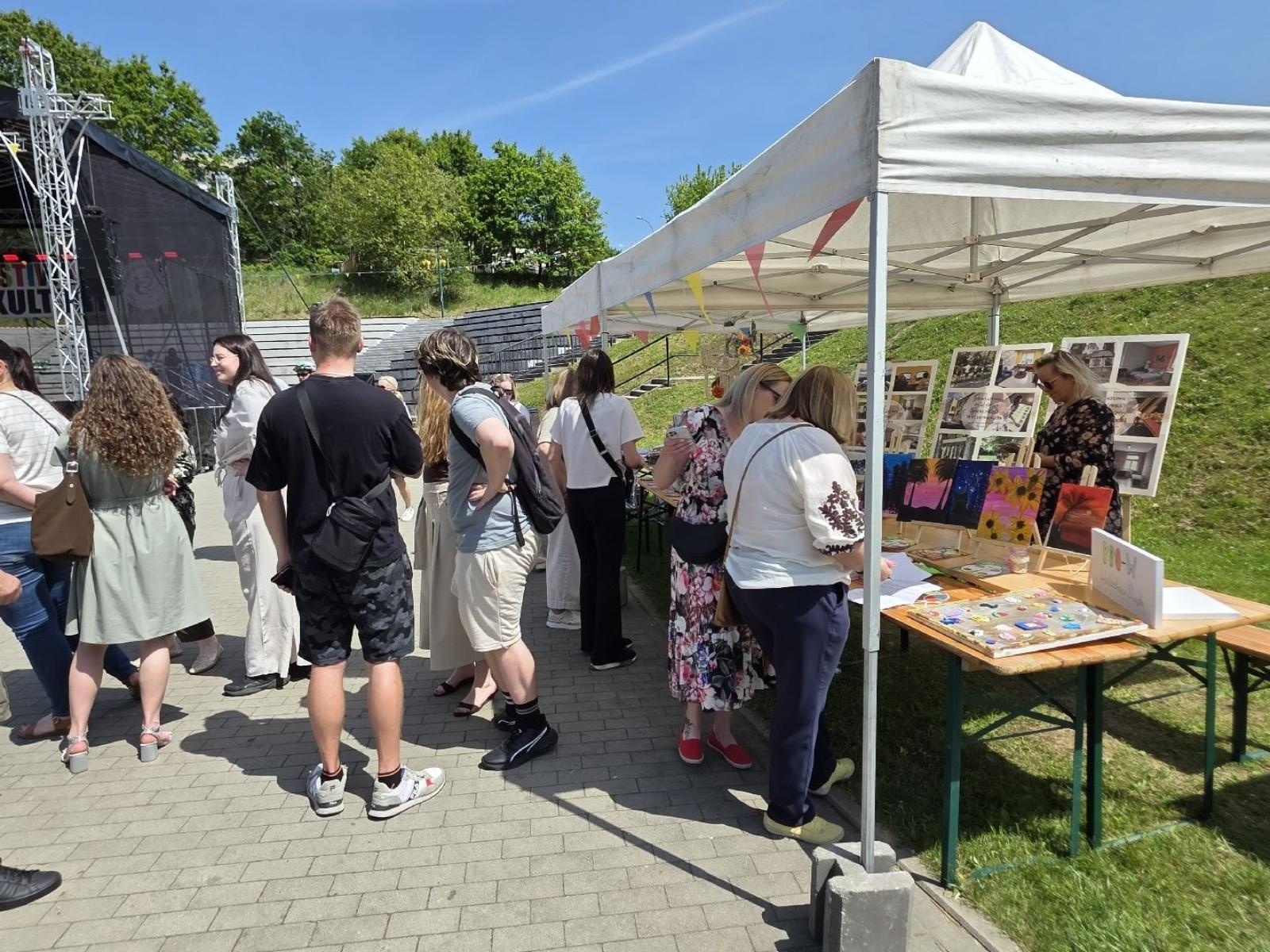 Zdjęcie w galerii na portalu naszwodzislaw.com: Weekend, który połączył mieszkańców. Kultura i integracja na Trzech Wzgórzach [FOTO] wiadomości z regionu