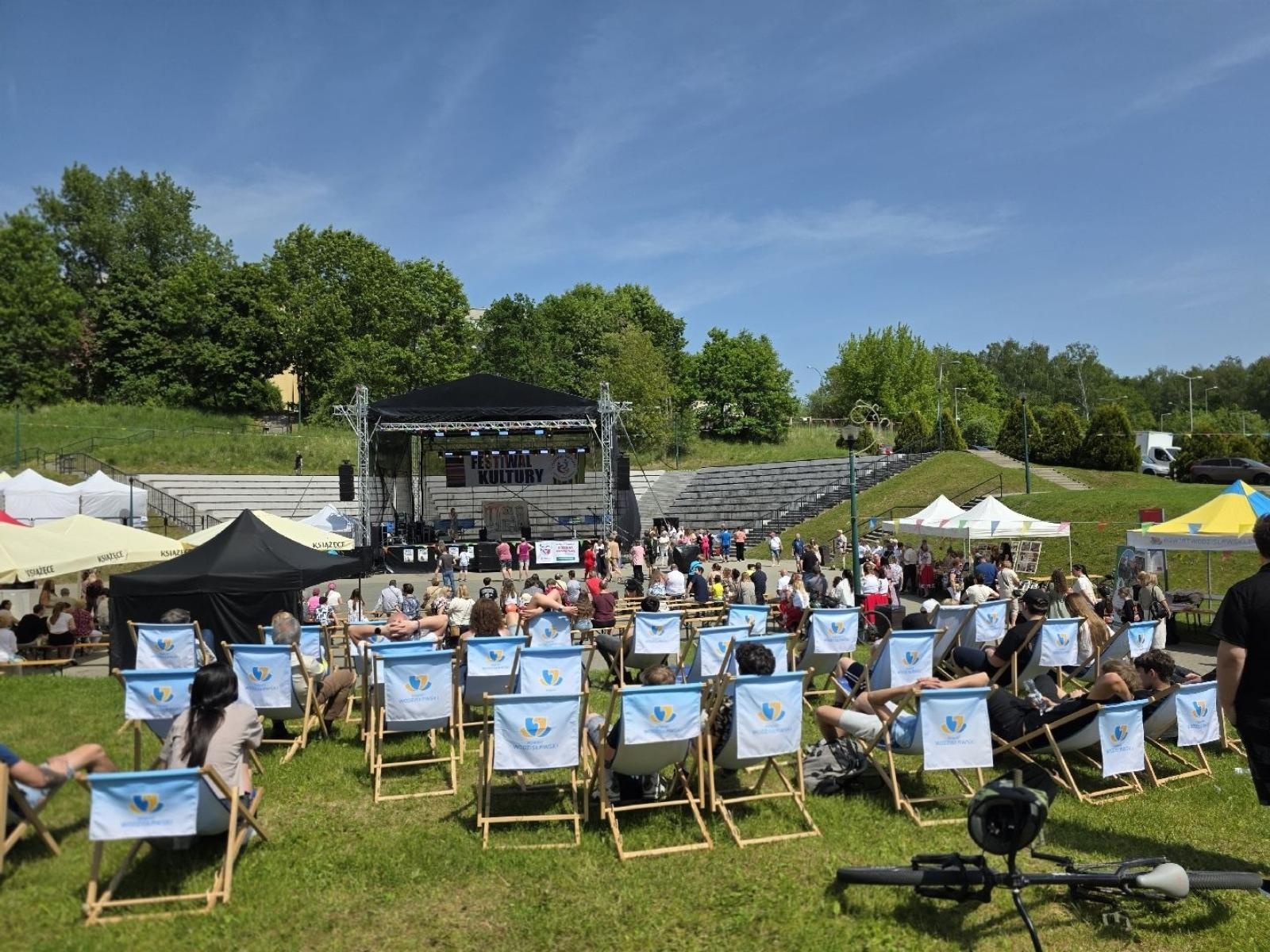 Zdjęcie w galerii na portalu naszwodzislaw.com: Weekend, który połączył mieszkańców. Kultura i integracja na Trzech Wzgórzach [FOTO] wiadomości z regionu