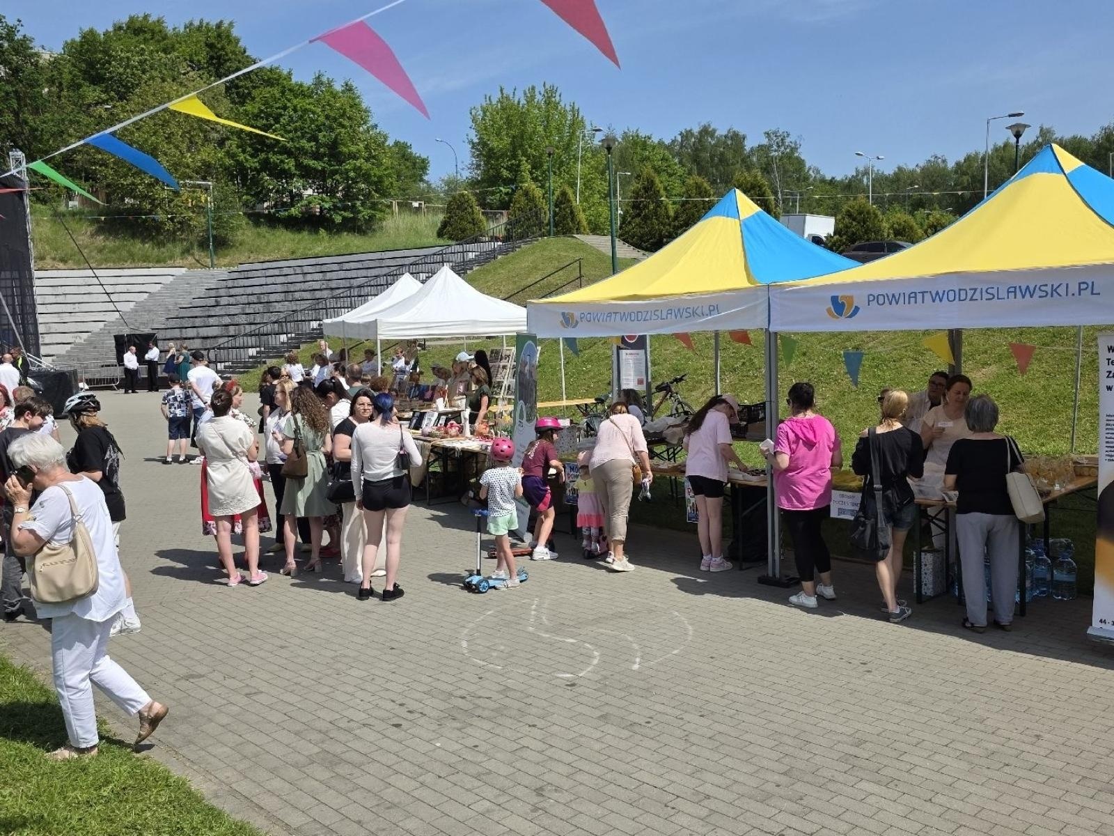 Zdjęcie w galerii na portalu naszwodzislaw.com: Weekend, który połączył mieszkańców. Kultura i integracja na Trzech Wzgórzach [FOTO] wiadomości z regionu