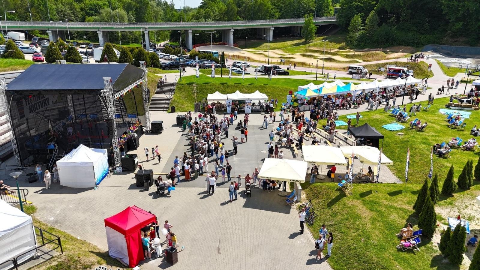 Zdjęcie w galerii na portalu naszwodzislaw.com: Weekend, który połączył mieszkańców. Kultura i integracja na Trzech Wzgórzach [FOTO] wiadomości z regionu