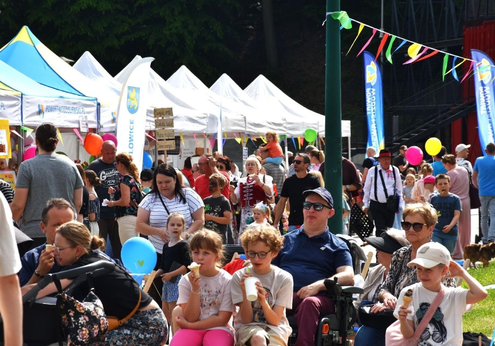 Zdjęcie w galerii na portalu naszwodzislaw.com: Weekend, który połączył mieszkańców. Kultura i integracja na Trzech Wzgórzach [FOTO] wiadomości z regionu
