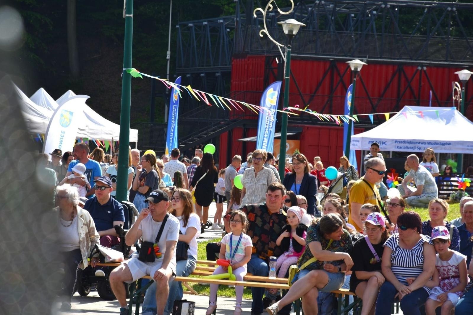 Zdjęcie w galerii na portalu naszwodzislaw.com: Weekend, który połączył mieszkańców. Kultura i integracja na Trzech Wzgórzach [FOTO] wiadomości z regionu