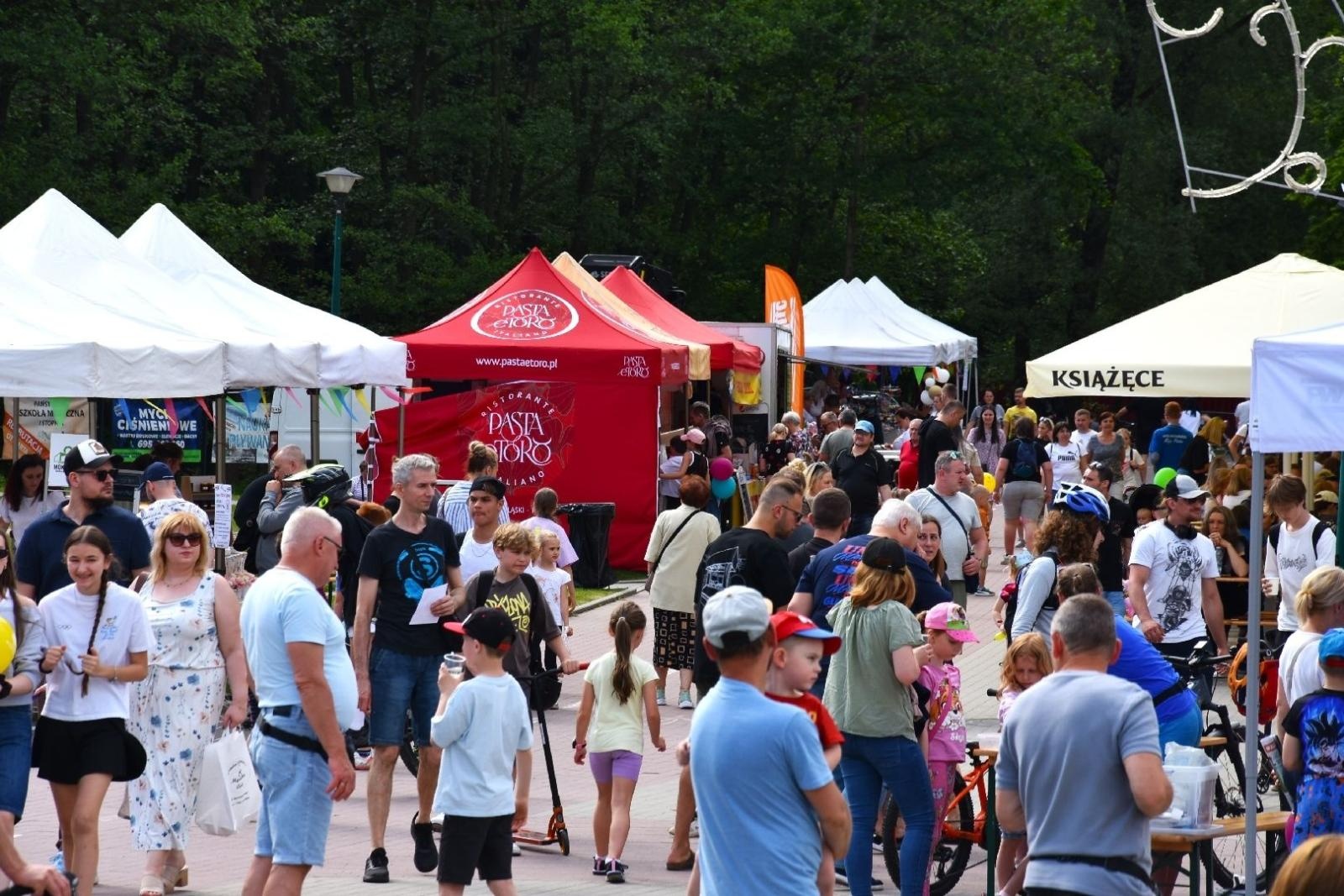 Zdjęcie w galerii na portalu naszwodzislaw.com: Weekend, który połączył mieszkańców. Kultura i integracja na Trzech Wzgórzach [FOTO] wiadomości z regionu