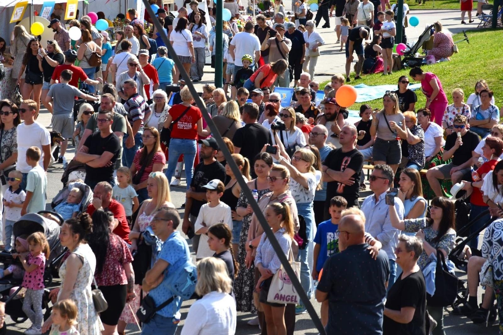 Zdjęcie w galerii na portalu naszwodzislaw.com: Weekend, który połączył mieszkańców. Kultura i integracja na Trzech Wzgórzach [FOTO] wiadomości z regionu