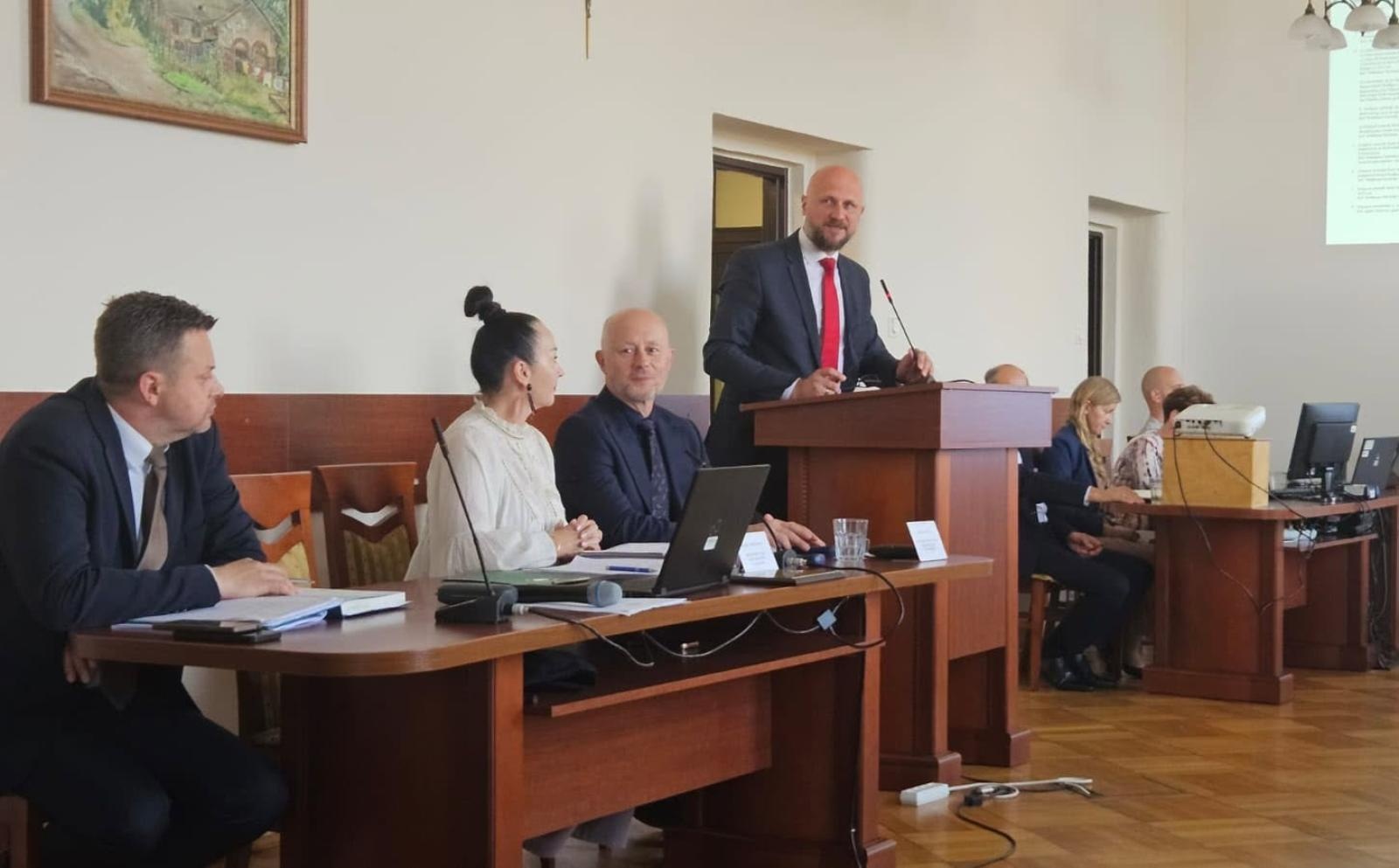Zdjęcie w galerii na portalu naszwodzislaw.com: Burmistrz Radlina z absolutorium. Rada doceniła wykonanie budżetu za 2025 rok wiadomości z regionu