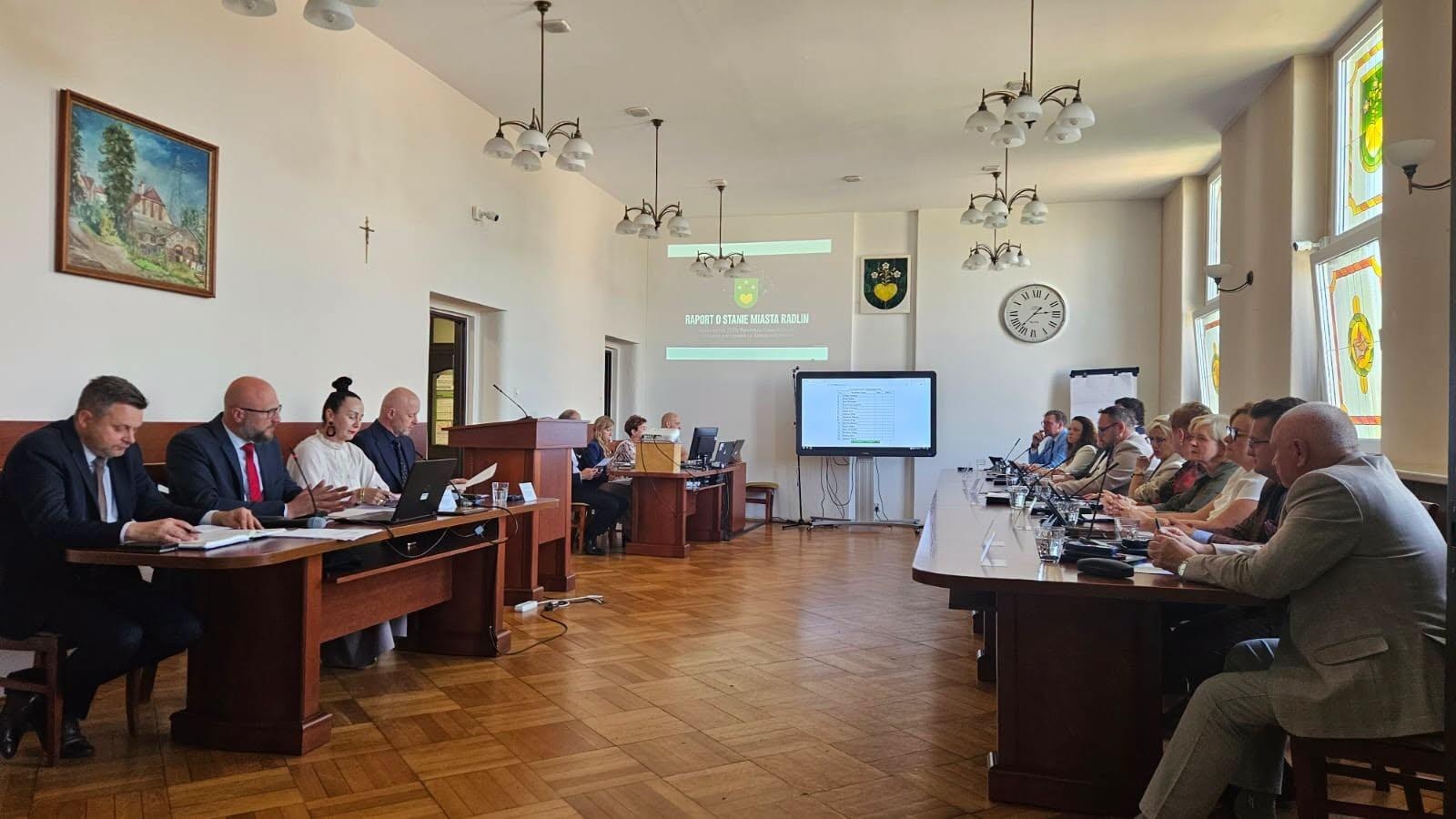 Zdjęcie w galerii na portalu naszwodzislaw.com: Burmistrz Radlina z absolutorium. Rada doceniła wykonanie budżetu za 2025 rok wiadomości z regionu
