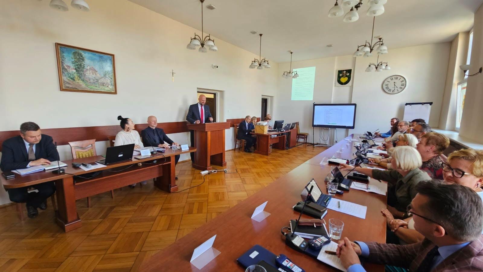 Zdjęcie w galerii na portalu naszwodzislaw.com: Burmistrz Radlina z absolutorium. Rada doceniła wykonanie budżetu za 2025 rok wiadomości z regionu