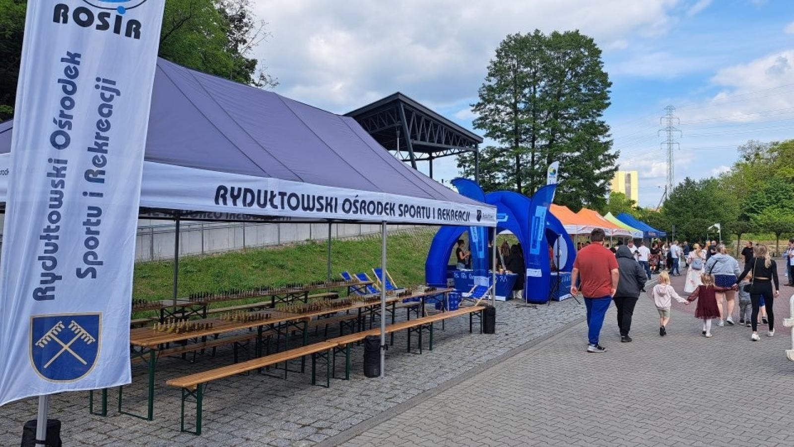 Zdjęcie w galerii na portalu naszwodzislaw.com: Szachowe emocje w Rydułtowach. Arcymistrz, symultana i 84 zawodników przy planszach wiadomości z regionu